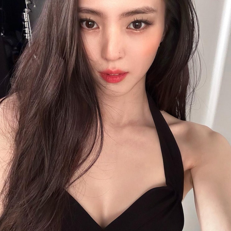 배우 한소희, 영국 런던에서 열린 행사에 참석해 물오른 미모 과시...외국인들보다 더 뽀얀 피부 과시 배우 한소희, 영국 런던에서 열린 행사에 참석해 물오른 미모 과시...외국인들보다 더 뽀얀 피부 과시