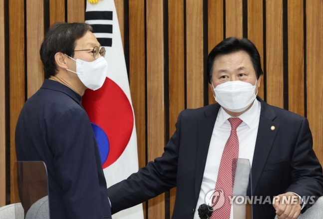 기초연금 인상 두고 野 "즉각 시행" vs 與 "연금개혁과 연계" 기초연금 인상 두고 野 "즉각 시행" vs 與 "연금개혁과 연계"