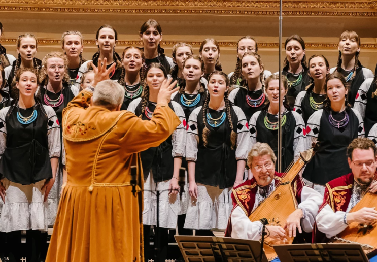 우크라이나인들은 카네기 홀에서 미국 데뷔 100년 만에 'Carol of the Bells'를 부릅니다. 우크라이나인들은 카네기 홀에서 미국 데뷔 100년 만에 'Carol of the Bells'를 부릅니다.
