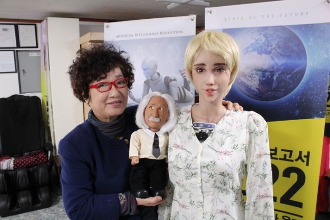 “반려로봇과 사는 세상 온다…AI, 판사⋅정치인 대체할 수도” “반려로봇과 사는 세상 온다…AI, 판사⋅정치인 대체할 수도”