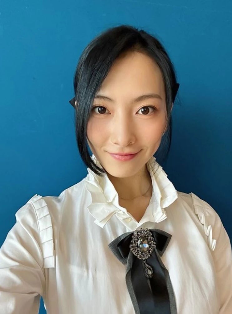 '카라 완전체' 활동한 강지영, 고(故) 구하라 납골당 방문해 새 앨범 선물...모두 눈물이 납니다 '카라 완전체' 활동한 강지영, 고(故) 구하라 납골당 방문해 새 앨범 선물...모두 눈물이 납니다
