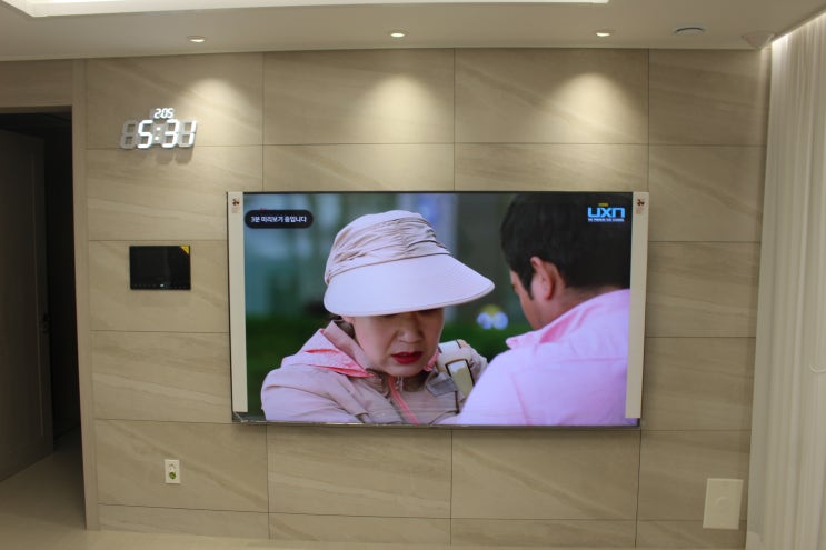 삼성 85인치 LG 정품 브라켓으로 안전하게 벽걸이 TV 설치하고 거실 LED 시계는 필수 템 플라이토 벽시계 설치
