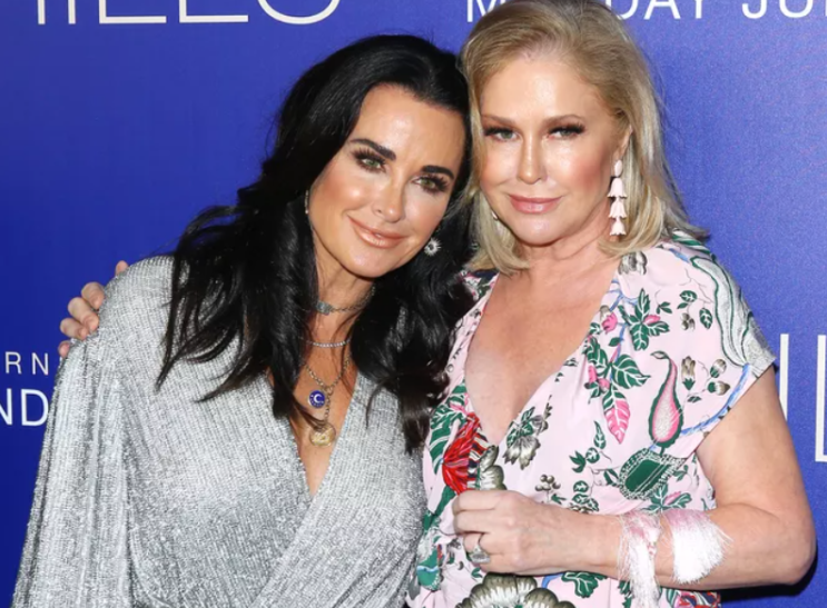 Kyle Richards가 'RHOBH'가 '일시정지' 중임을 확인하면서 Kathy Hilton은 가족 문제에 대해 진실을 알게 되었습니다. Kyle Richards가 'RHOBH'가 '일시정지' 중임을 확인하면서 Kathy Hilton은 가족 문제에 대해 진실을 알게 되었습니다.