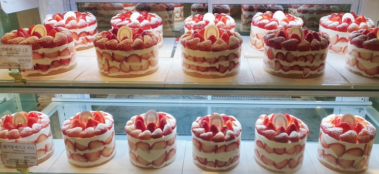 딸기 케이크로 유명한 "키친205"케이크 드디어 먹어본 후기