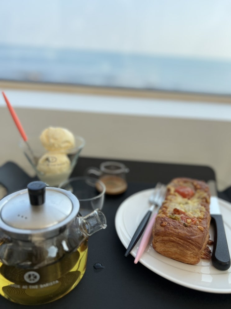  부산 카페_송정_룩앳더바리스타_카페 가려고 송정해수욕장 갔다 바다전망 맛집 아포가토 페스츄리 내돈내산