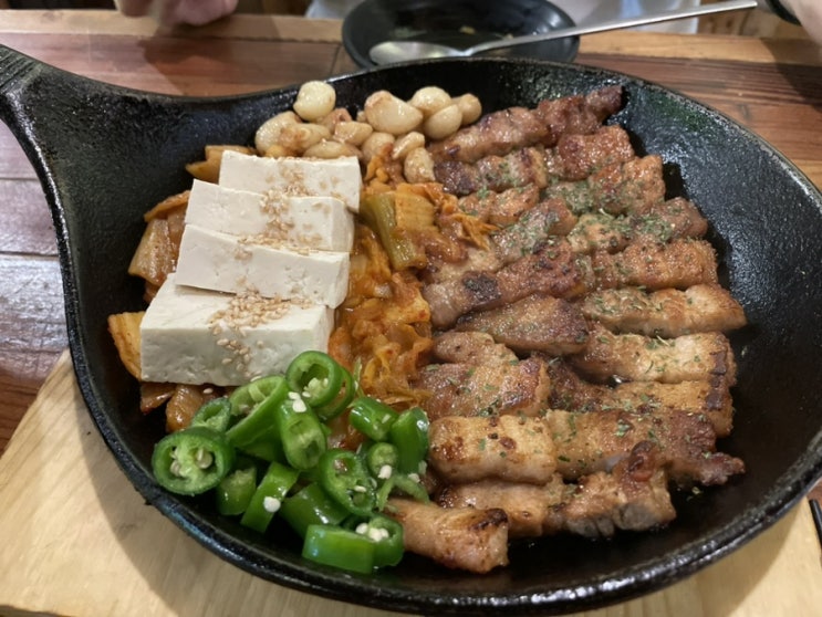  [미술관 천안두정점] 통삼겹김치볶음과 해장라면! 안주 맛집 - 천안 두정동 술집