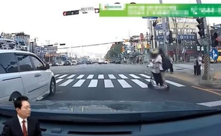 [한문철 TV] 여자 <b>중학생</b> 3명 탄 전동 <b>킥보드</b>, 무단횡단하다가... 