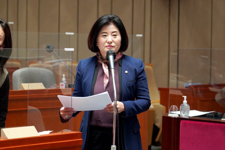 <b>의원총회</b> 사회를 맡아 진행하고 국회 본회의에 <b>참석</b>했습니다