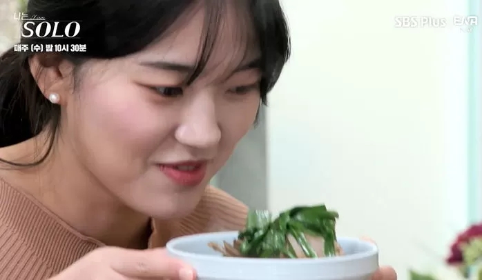 '나는 솔로' 11기 순자와 영철, '식사 라이팅'이라는 말 나온 장면...'이 행동'에 시청자 반응 엇갈려 '나는 솔로' 11기 순자와 영철, '식사 라이팅'이라는 말 나온 장면...'이 행동'에 시청자 반응 엇갈려