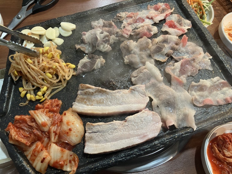  고기를 무한 리필해주는 역촌동 밥집 곰탱이돈가