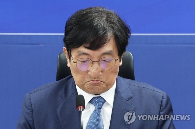 'CJ계열사 취업 청탁 의혹' 文청와대 <b>비서관 압수수색</b>