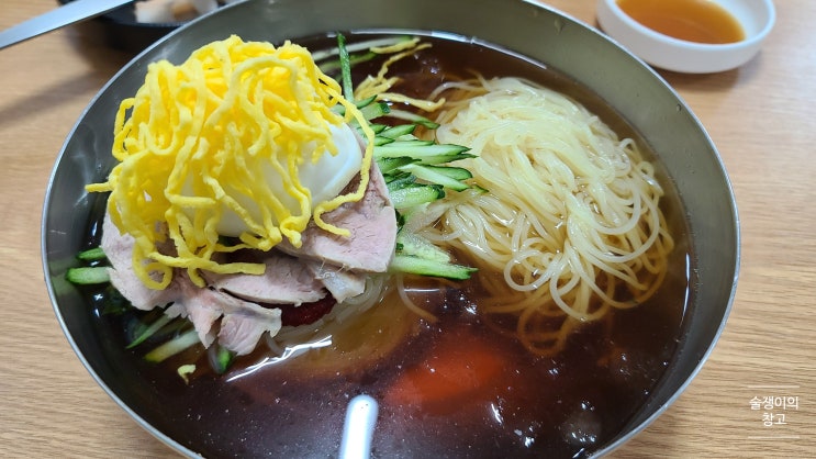 가야밀면 안양 명학역 근처의 달콤한 한약재 육수의 매혹적인 밀면. 가야밀면 안양 명학역 근처의 달콤한 한약재 육수의 매혹적인 밀면.