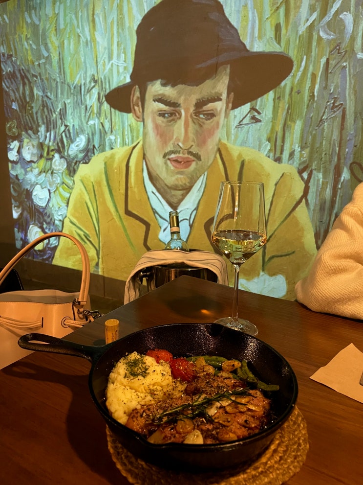  [논현 와인바] 피헨 | 분위기 좋은 연말 약속 와인바 추천 / 통베이컨 스테이크, 바질 쉬림프 펜젤 파스타 / 체사리 소아베 클라시코 화이트 와인 / 논현, 학동 연말 데이트