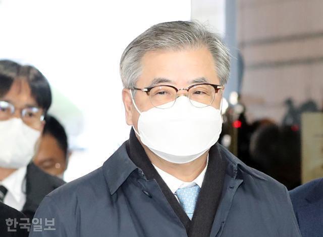 검찰, '<b>서해 피격</b>' 서훈 구속 6일 만에 이례적 신속 기소… 왜?