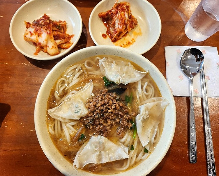  명동교자 이태원 - 깊은 맛의 칼국수와 알싸한 마늘 김치!