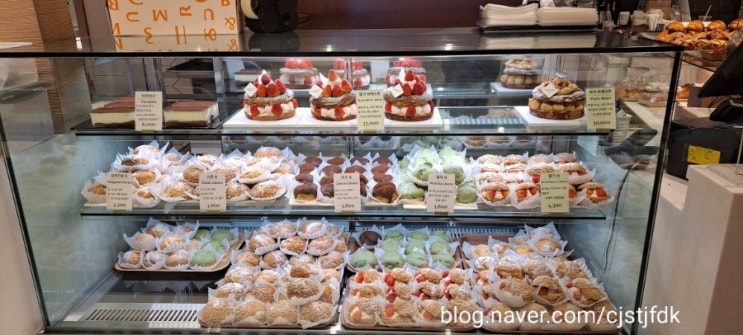  크럼앤크러스트 롯데월드몰점 딸기슈가 맛있어요.