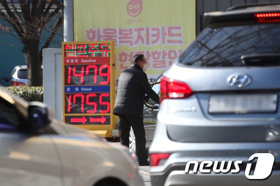 휘발유 17개월만에 1500원대로 하락…1300원대 주유소도 등장 휘발유 17개월만에 1500원대로 하락…1300원대 주유소도 등장