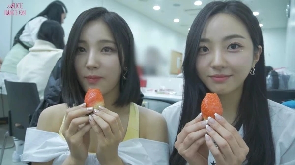 "장원영 패러디?" 그룹 앨리스, 음악방송 대기실에서 '양손 딸기 먹방'에 네티즌 '갑론을박' "장원영 패러디?" 그룹 앨리스, 음악방송 대기실에서 '양손 딸기 먹방'에 네티즌 '갑론을박'