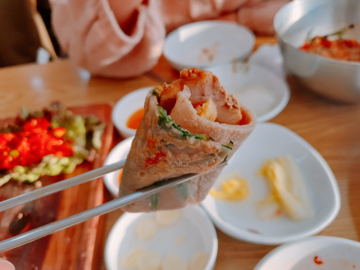  영종도 을왕리 해수욕장 맛집 동해막국수, 메밀전에 수육과 명태식해 싸먹는게 일품