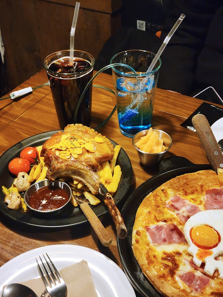 홍대 맛집 <마녀주방 홍대점> 크리스마스 이색 데이트 장소 추천