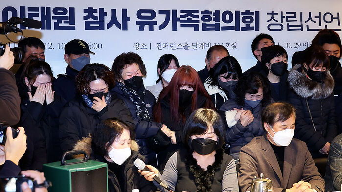 <b>유가족</b>협의회 출범..'<b>위로</b>... 상처에 소금뿌린 <b>권성동</b>에 분노