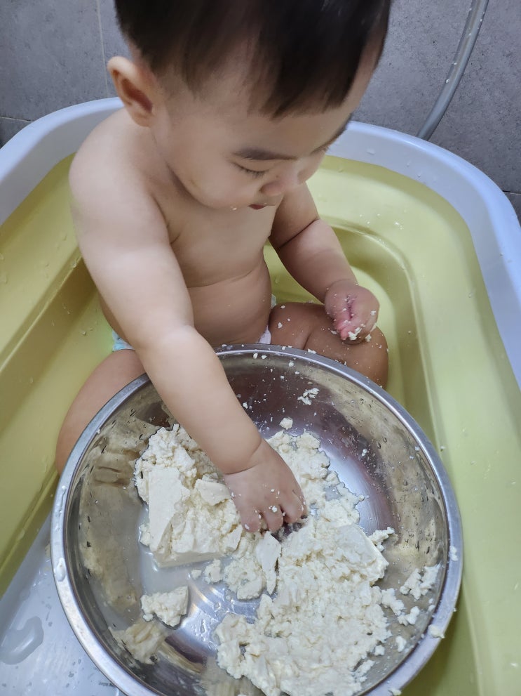  11개월 미소와 집콕놀이, 두부 촉감놀이