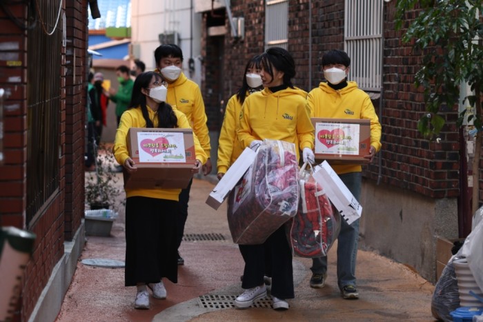 김건희 <b>여사</b>, 부산서 <b>쪽방촌</b> <b>봉사</b>…자립준비 청년 격려도
