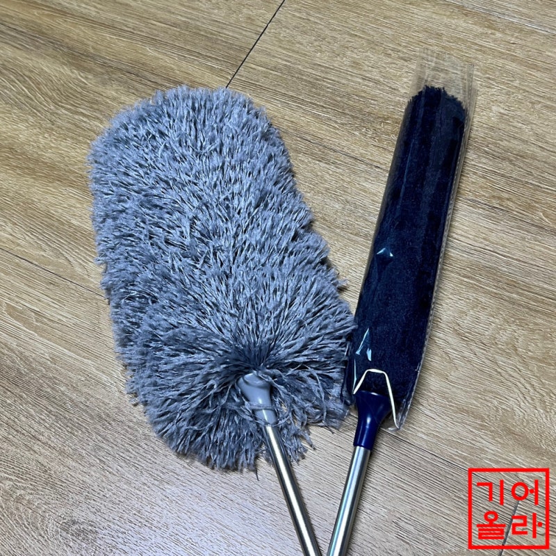 다이소 정전기 먼지떨이. 책상이나 선반 관리에 딱 좋아요