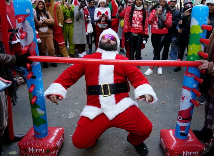 산타콘 뉴욕에 수천 명의 산타들이 모여 술을 마시고 즐거워합니다.