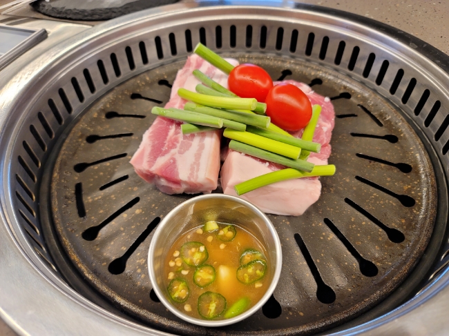 고수장아찌와 즐기는 힙한 제주흑돼지맛집/ 오직흑돼지 고수장아찌와 즐기는 힙한 제주흑돼지맛집/ 오직흑돼지