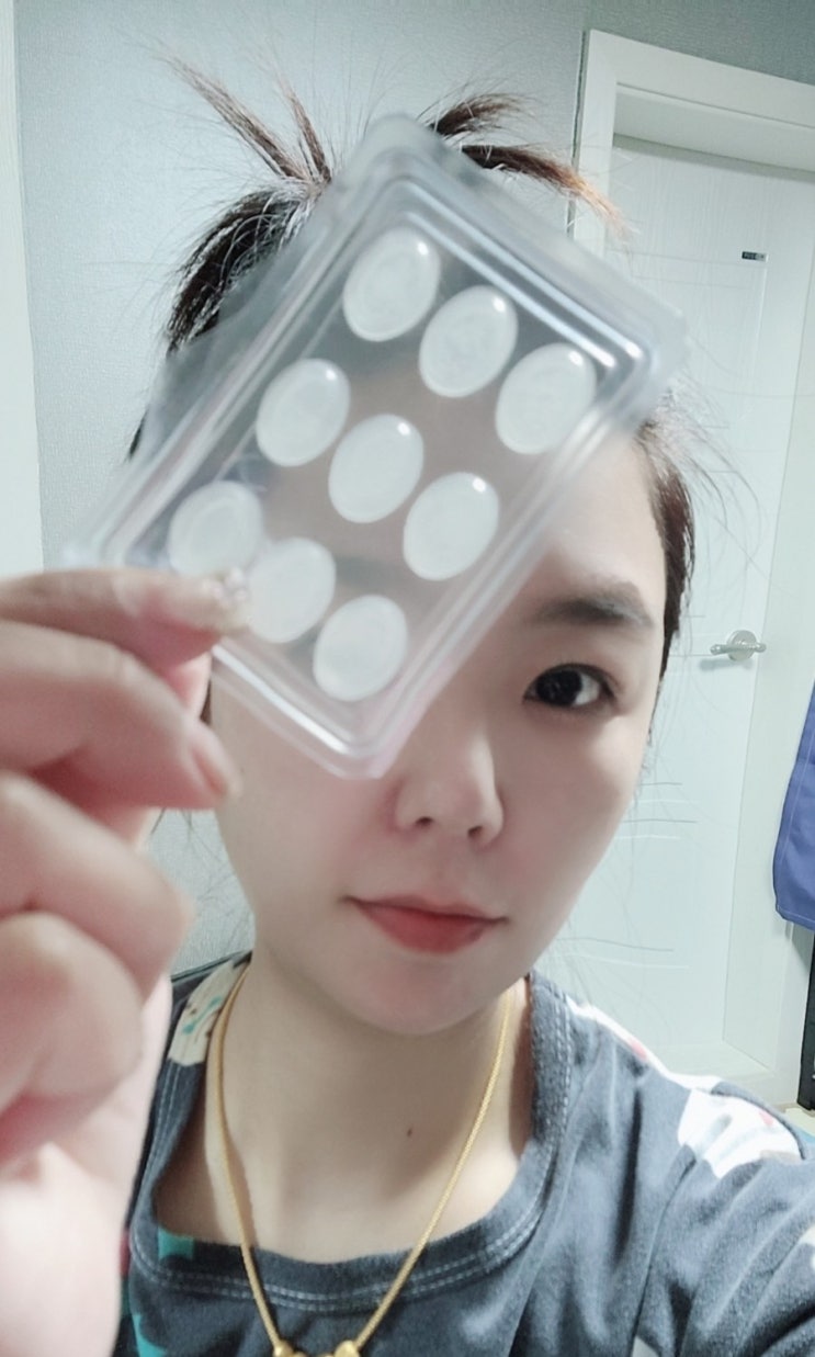  얼굴에 뾰루지가 생겨 에르쯔틴 리제너레이티브 실트 트러블 패치로 관리하기