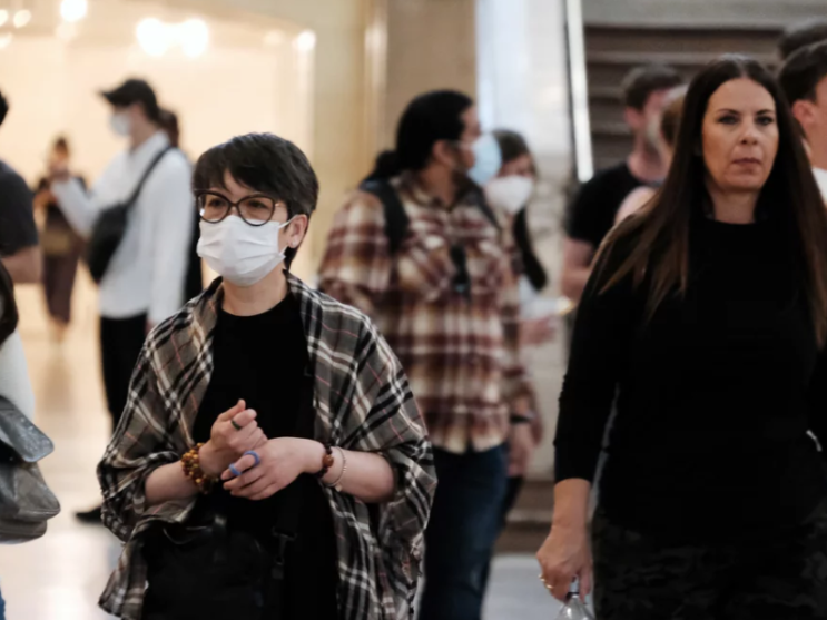 당국은 '트리플 전염병'이 기승을 부리자 주요 도시에서 실내 마스크를 착용할 것을 촉구하고 있습니다. 당국은 '트리플 전염병'이 기승을 부리자 주요 도시에서 실내 마스크를 착용할 것을 촉구하고 있습니다.