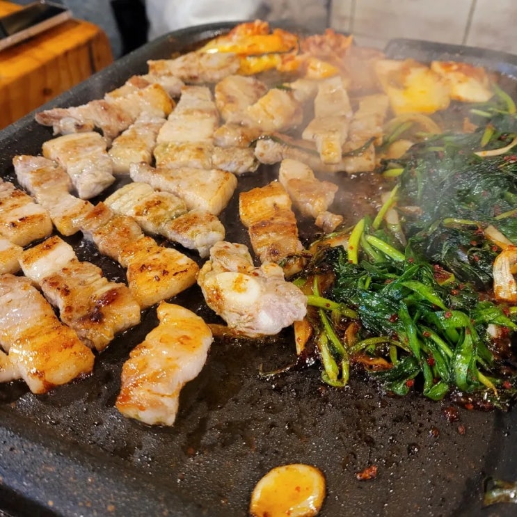  사당 복돈이 부추삼겹살 생삼겹살 볶음밥 헬무트커피 마들렌 아인슈페너