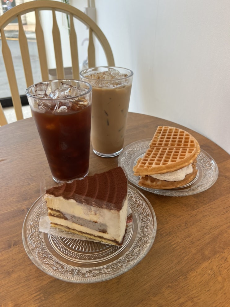  서귀포 올레시장 카페 오늘도 카페일리터 서귀동 와플 디저트 맛집