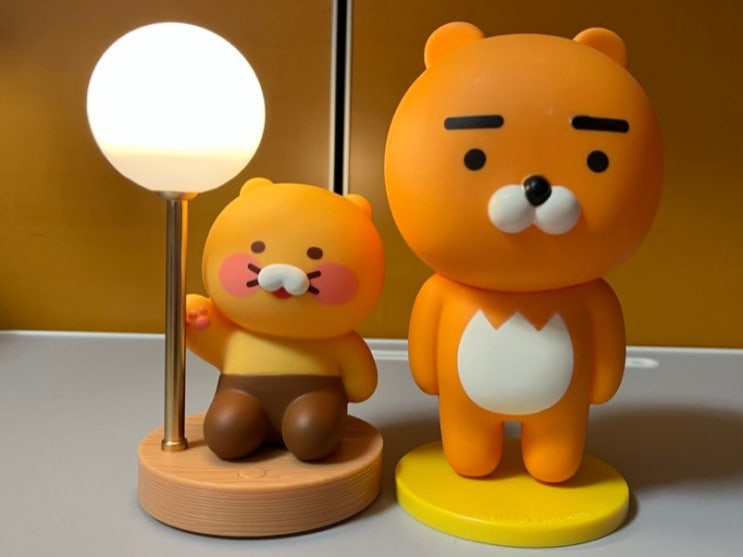  [상품리뷰 카카오프렌즈] 책상을 귀엽게 만들고 싶어 데려온 C 타입 충전 & 3단 밝기 조절에 귀여움은 덤! 춘식이 미니 무드등 & 15cm 라이언 피규어