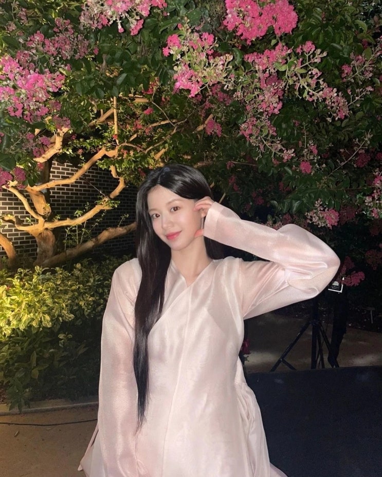 교체된 '환혼2' 여주인공 고윤정, 다채로운 인물 표현으로 호평 받아...청초한 비주얼로 누리꾼 관심 교체된 '환혼2' 여주인공 고윤정, 다채로운 인물 표현으로 호평 받아...청초한 비주얼로 누리꾼 관심