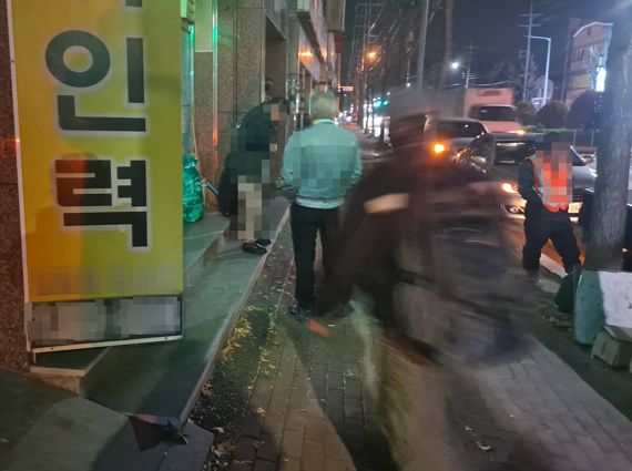 보험 깨고 급전대출 늘고…'불황 늪'에 빠진 서민들 보험 깨고 급전대출 늘고…'불황 늪'에 빠진 서민들