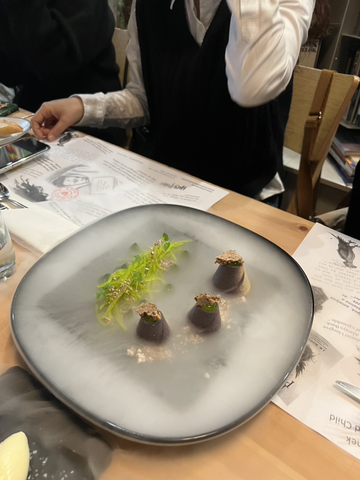  책에서 영감받은 메뉴를 선보이는 KönyvBár & Restaurant(부다페스트 맛집)