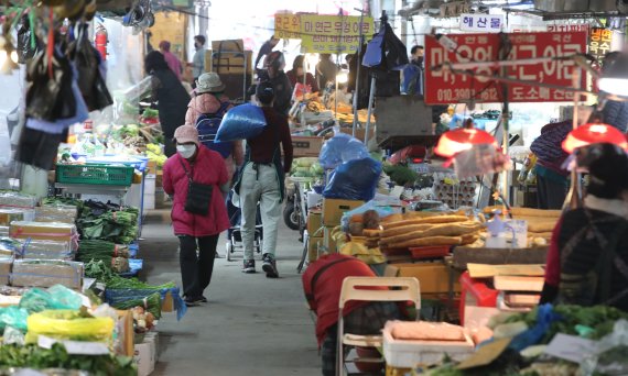 "영업익 5%인데 대출이자가 10%" 무너지는 자영업자 "영업익 5%인데 대출이자가 10%" 무너지는 자영업자