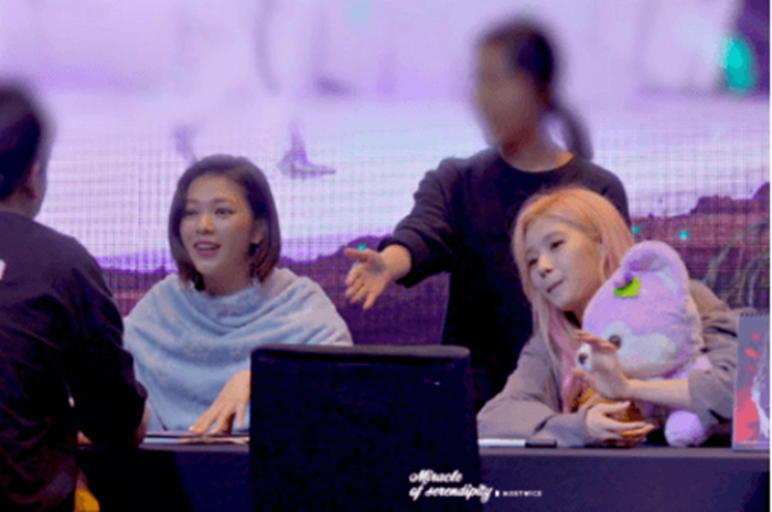 스탭과 팬 기분 상하지 않게 대응한 트와이스 사나 스탭과 팬 기분 상하지 않게 대응한 트와이스 사나