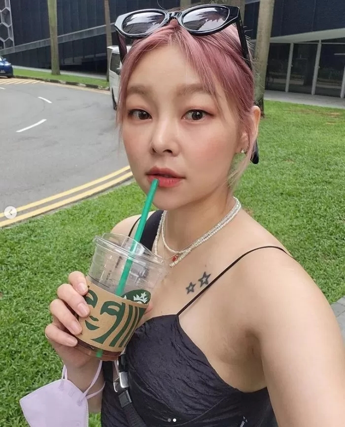 '나는 솔로' MC 송해나의 일상, 수영복만 입고 거리 활보 "얼굴 다 탔는데 혼자 신남" '나는 솔로' MC 송해나의 일상, 수영복만 입고 거리 활보 "얼굴 다 탔는데 혼자 신남"