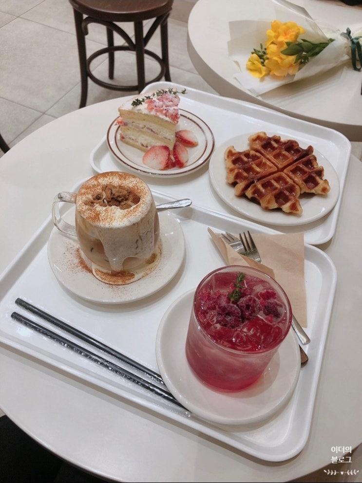  신대방/난곡사거리 다양한 디저트와 커피가 맛있는 감성카페 "인투커피(into coffee)"