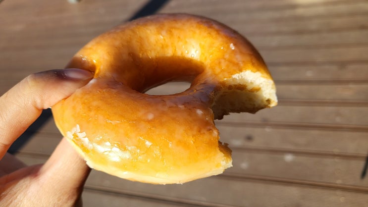 [솔직리뷰] 크리스피크림 도넛 - 오리지날 글레이즈드, 근본은 옳다.