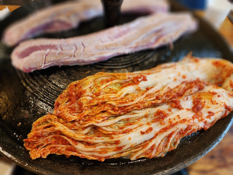  [화성 장안면 두오즈] 지글지글 솥뚜껑 삼겹살 구이 맛깔난 김치전골