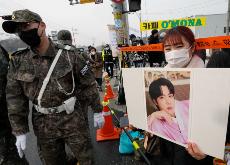 방탄소년단 멤버 진이 최전방 한국 신병 훈련소에서 군 복무를 시작합니다.