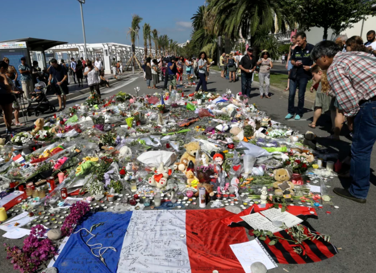 프랑스에서 8명이 86명의 목숨을 앗아간 바스티유의 날 트럭 공격에서 그들의 역할로 유죄 판결을 받았습니다.