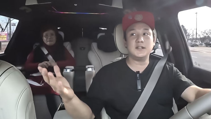  어머니의 눈으로 보는 카니발 하이리무진 보가9 과연 어떨까요? 인생과 가족의 이야기가 녹아있는 압구정시골쥐 채널의 리뷰로 보시겠습니다.