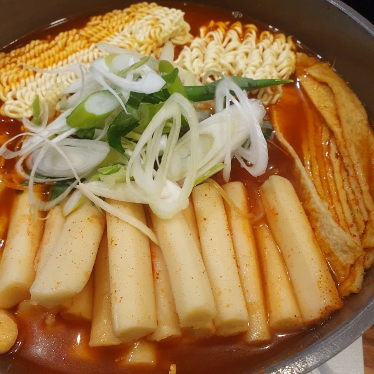  여의도떡볶이 _ 여의도 오늘은즉떡, 더현대 트리구경 하기 :)