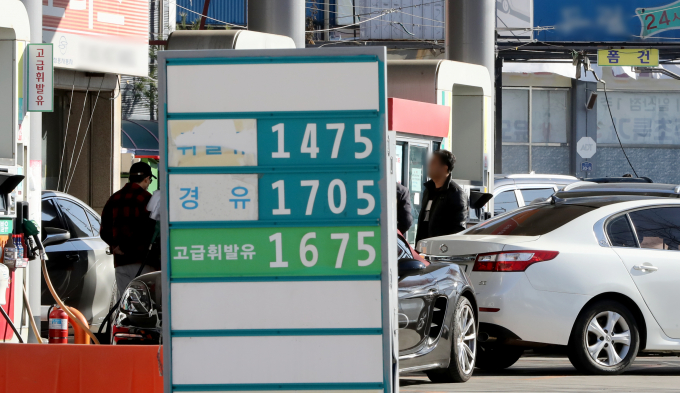 떨어지는 기름값… 경유 가격도 9개월 만에 1700원대 떨어지는 기름값… 경유 가격도 9개월 만에 1700원대