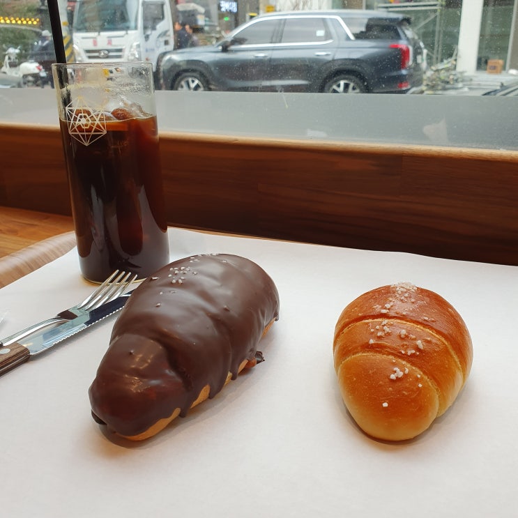  오로라 베이커리카페 성수점 소금빵 맛집 성수역 핫플 빵집